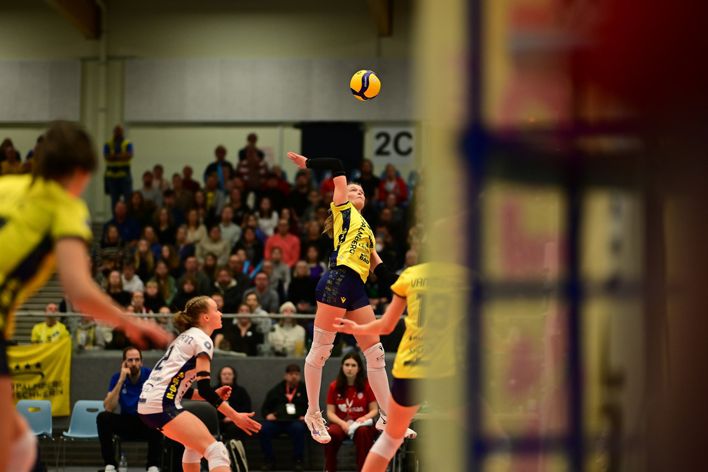 Volleyball I Frauen I Saison 2025-2026 I Bundesliga I 12. Spieltag I ETV Hamburger Volksbank Volleys - SSC Palmberg Schwerin | Schlag Iris Vos (6, SSC Palmberg Schwerin) - Realisiert mit Pictrs.com