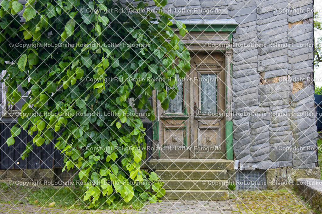 Altes-Haus-06-F | Altes Haus, Hauseingang mit Steintreppe - Realisiert mit Pictrs.com