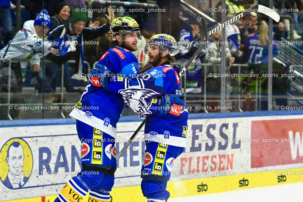 EC IDM WÄRMEPUMPEN VSV vs. HYDRO FEHERVAR AV 19 | Jubel EC VSV Mannschaft, #8 Rebernig Maximilian EC VSV, #9 RAUCHENWALD Alexander EC VSV, EC IDM WÄRMEPUMPEN VSV vs. HYDRO FEHERVAR AV 19, EC IDM WÄRMEPUMPEN VSV vs. HYDRO FEHERVAR AV 19 am 20.11.2024 in Villach (Stadthalle Villach), Austria, (Photo by Bernd Stefan)