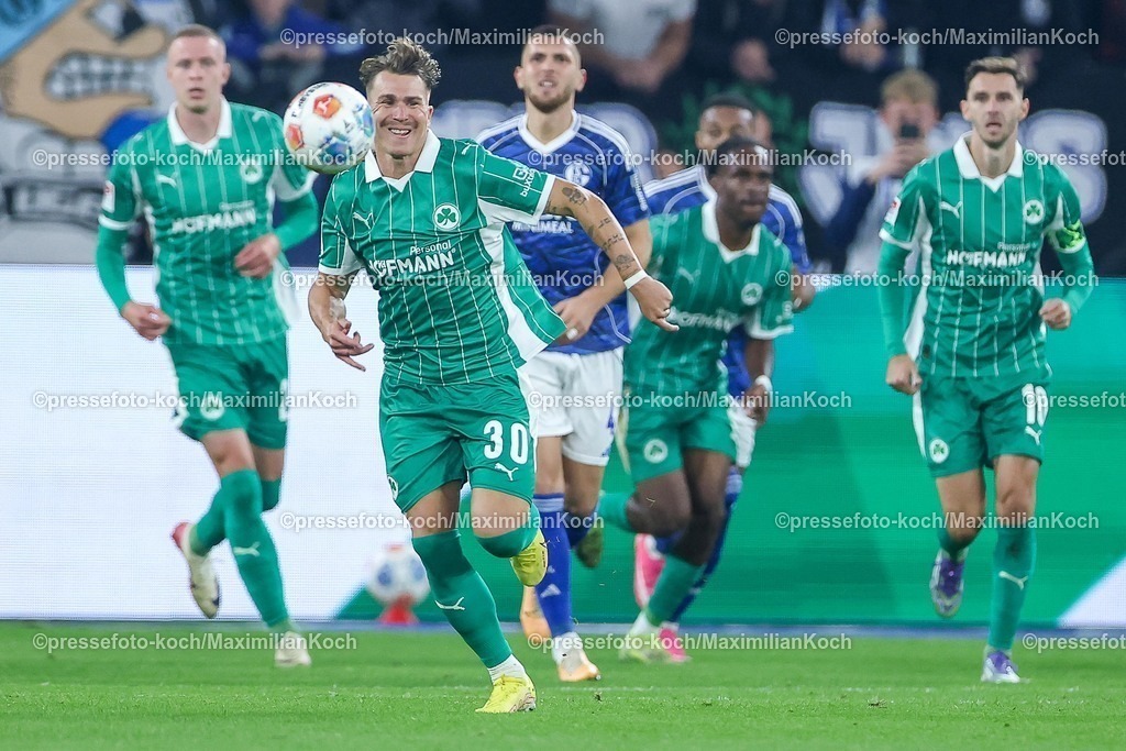 S0426092501151 | 25.09.2025, Fußball, FC Schalke 04 - SpVgg Greuther Fürth, 7.Spieltag, 2. Fußball Bundesliga, Veltins-Arena Gelsenkirchen, Saison 2025 2026: Felix Klaus&nbsp;(Greuther Fürth #30) DFB regulations prohibit any use of photographs as image sequences and or quasi-video.