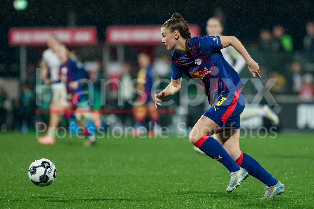 Fussball, DFB-Pokal Frauen, RB Leipzig - SV Werder Bremen | Julia Magerl (RB Leipzig, 5) am Ball, Einzelbild, Ganzkörper, Aktion, Action, Spielszene, DIE DFB-RICHTLINIEN UNTERSAGEN JEGLICHE NUTZUNG VON FOTOS ALS SEQUENZBILDER UND/ODER VIDEOÄHNLICHE FOTOSTRECKEN. DFB REGULATIONS PROHIBIT ANY USE OF PHOTOGRAPHS AS IMAGE SEQUENCES AND/OR QUASI-VIDEO.