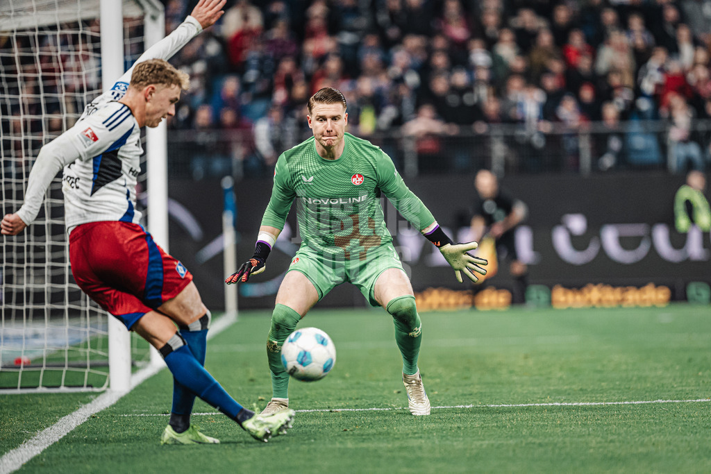 Fußball | Männer | Saison 2024/2025 | 2. Fußball-Bundesliga | 23. Spieltag | Hamburger SV vs. 1. FC Kaiserslautern | 21.02.2025 | v.l. Adam Karabec (#17, HSV) mit einer Vorlage, rechts Julian Krahl (#1, 1. FC Kaiserslautern)