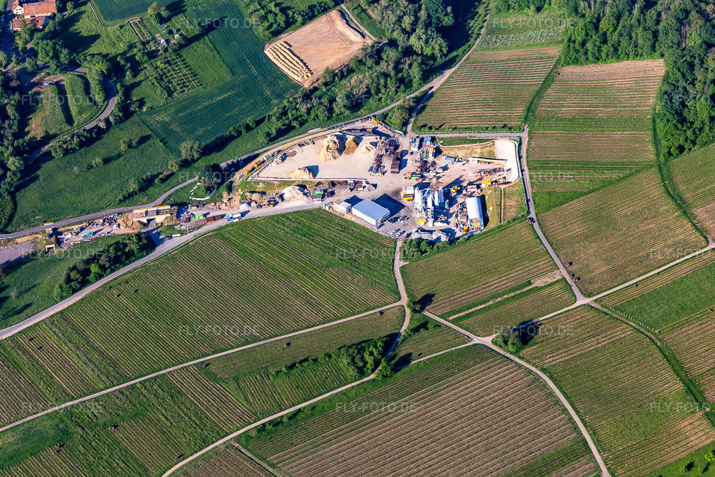 Luftbild: Baustelle des Tunnelportals Ost für den Astrid-Tunnel zur Unterquerung und Ortsumgehung von Bad Bergzabern zwischen B38 (Weinstraße) und B427 (Kurtalstraße) in Dörrenbach im Bundesland Rheinland-Pfalz in Deutschland.Foto: IMG_131455.jpg vom 14.05.2022 durch Werner Riehm/FLY-FOTO.deBemo: - BEMO Tunnelling GmbHLandesbetrieb Mobilität Rheinland-PfalzStadt Bad BergzabernHerrenknecht AG - Pioneering Underground Together