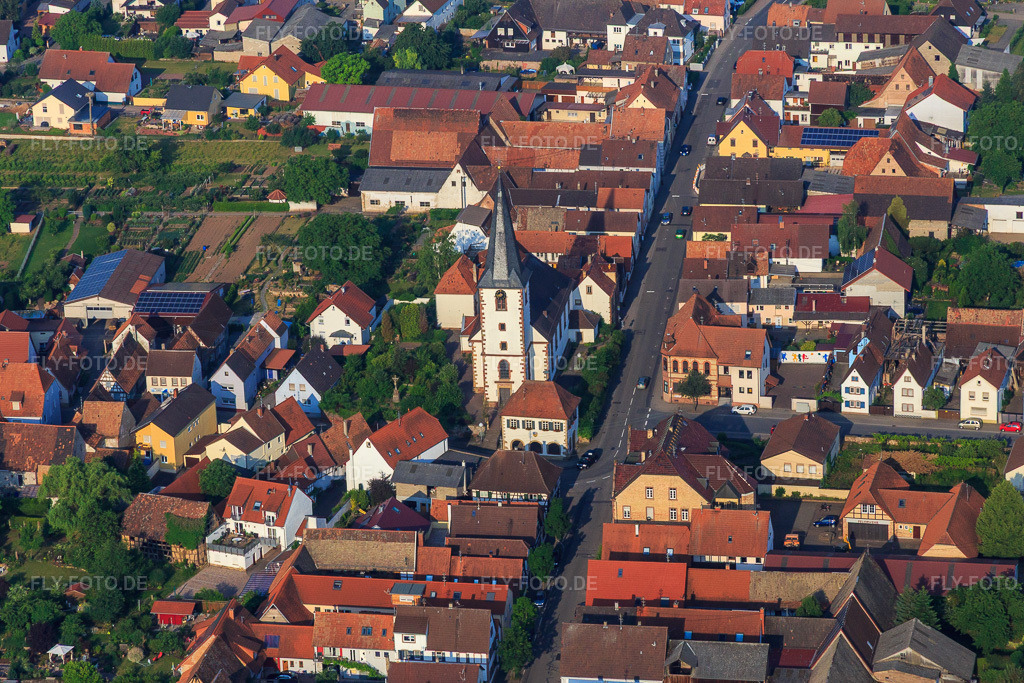 Luftbild: Kirche in der Lange Straße in Ottersheim bei Landau im Bundesland Rheinland-Pfalz in Deutschland. Foto: IMG_080676.jpg vom 12.06.2015 durch Werner Riehm/FLY-FOTO.de
