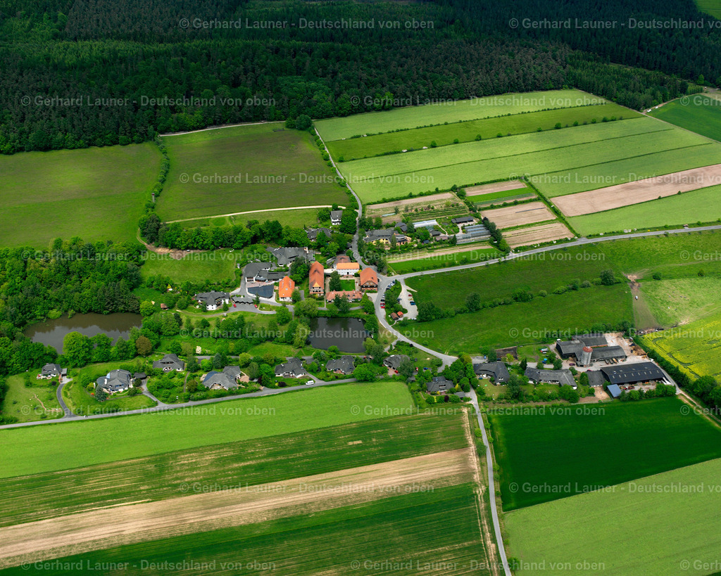 2615640 | HOF SASSEN 09.06.2006 Landwirtschaftliche Nutzflächen und Feldgrenzen  umsäumen das Siedlungsgebiet des Dorfes in Hof Sassen im Bundesland Hessen, Deutschland // Agricultural land and field boundaries surround the settlement area of the village  in Hof Sassen in the state Hesse, Germany Foto: Gerhard Launer