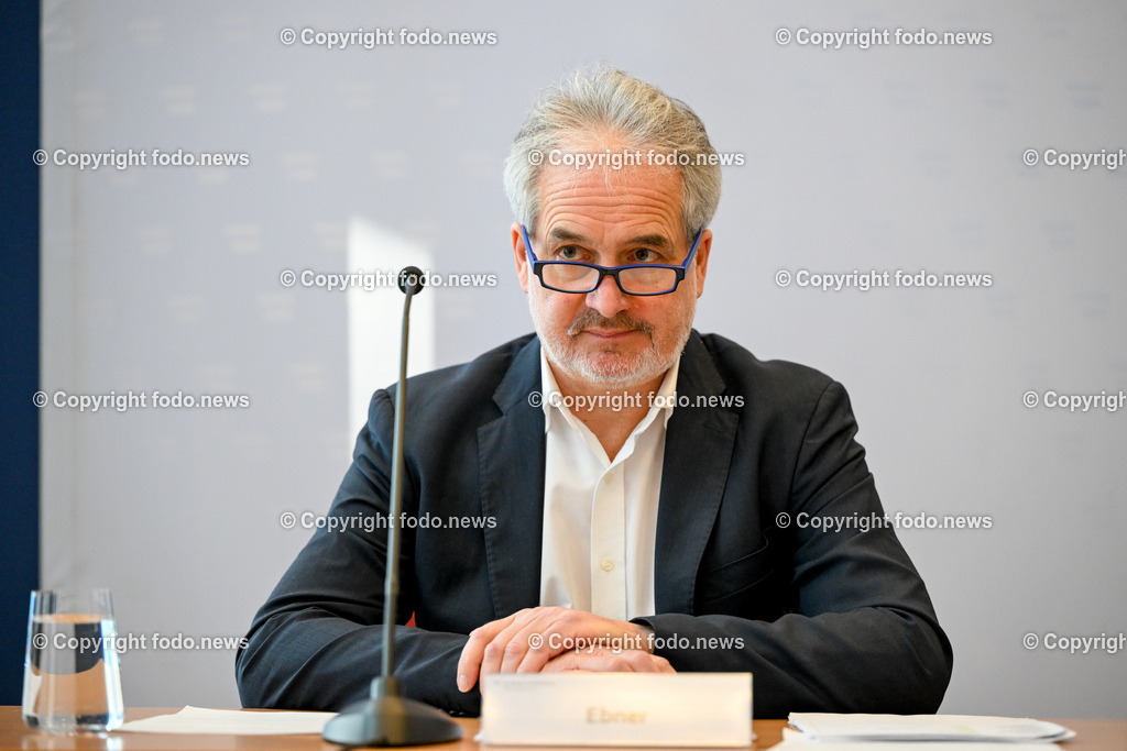 Landespolizeidirektion Oberoesterreich_ Pressekonferenz_ Homeinvasion_ 25.01.2024-8 | 25.01.2024, Landespolizeidirektion Oberoesterreich, AUT, Pressekonferenz LPD Ooe, geklaerte schwere Straftat, Homeinvasion, im Bild Alois Ebner (Leitender Staatsanwalt Ried/Innkr.)