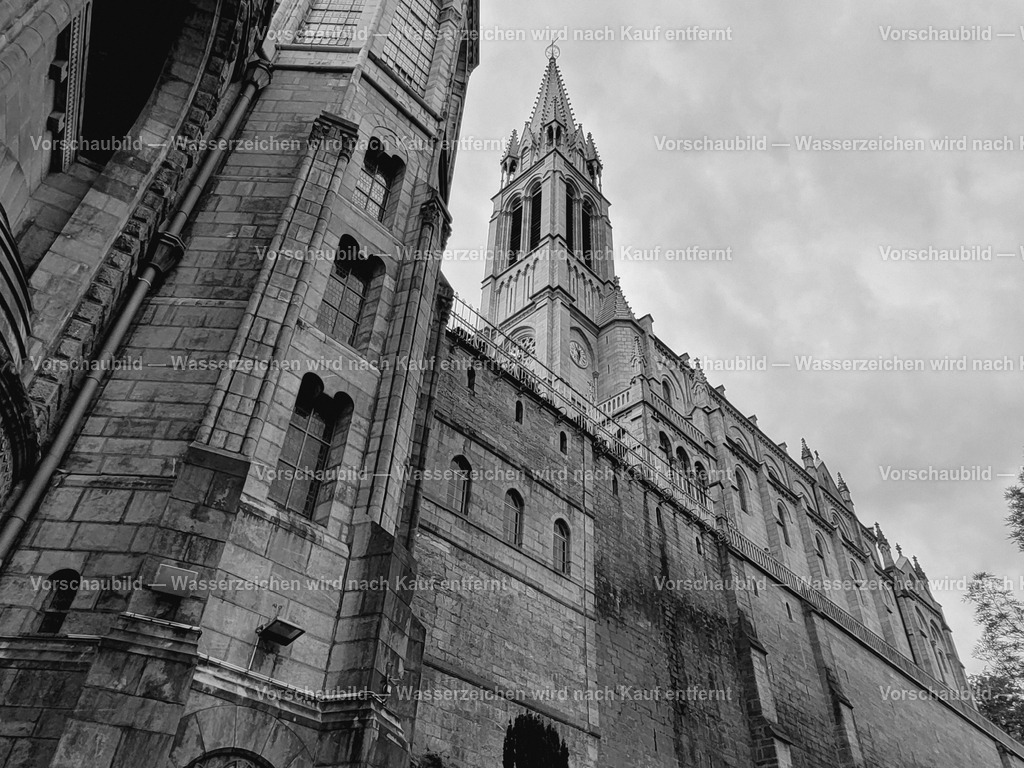 Lourdes-Obere Basilika | Basilika der Unbefleckten Empfängnis (französisch: Basilique de l’Immaculée-Conception), auch bekannt als Obere Basilika, im Heiligtum von Lourdes in Frankreich.Sie steht direkt auf dem Felsen oberhalb der berühmten Erscheinungsgrotte (Grotte de Massabielle) und der Rosenkranz-Basilika. - Realisiert mit Pictrs.com