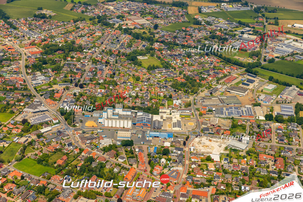 Luftbild der Stadt Dinklage - Die Luftaufnahme wurde 2025 vom UL-Flugzeug heraus erstellt ( keine Drohne ) - Hochauflösende Luftaufnahme - für professionelle Ausdrucke geeignet. Die Geschenkidee !Hier alle&nbsp;Infos zur Lizenzierung der LuftaufnahmeWir fliegen auch dieses Jahr wieder in Ihre Region um Luftbilder zu erstellen.- Luftbild anfragen