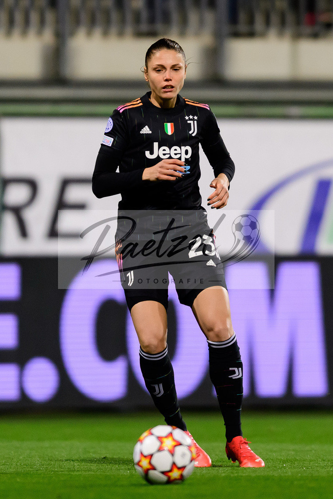 WOBJUV20211118_097 | Fussball, Frauen: Cecilia Salvai (Juventus FC) in Aktion, am Ball, Einzelaktion bei dem Spiel der UEFA Women´s Champions League zwischen VfL Wolfsburg und Juventus Turin im AOK-Stadion am 18.11.2021 in Wolfsburg, Deutschland. - Realisiert mit Pictrs.com
