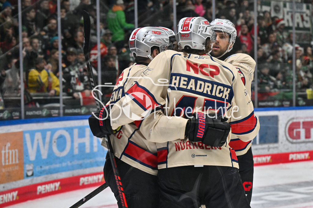 Augsburger Panther - Nürnberg Ice Tigers | Jubel der Nuernberger nach dem Treffer zum 1-4 durch Jeremy McKENNA (Nürnberg Ice Tigers #91) / Freude / Happy / Tor / Torschuezte / DEL: Augsburger Panther - Nuernberg Ice Tigers, Curt Frenzel Stadion am 06.12.2024