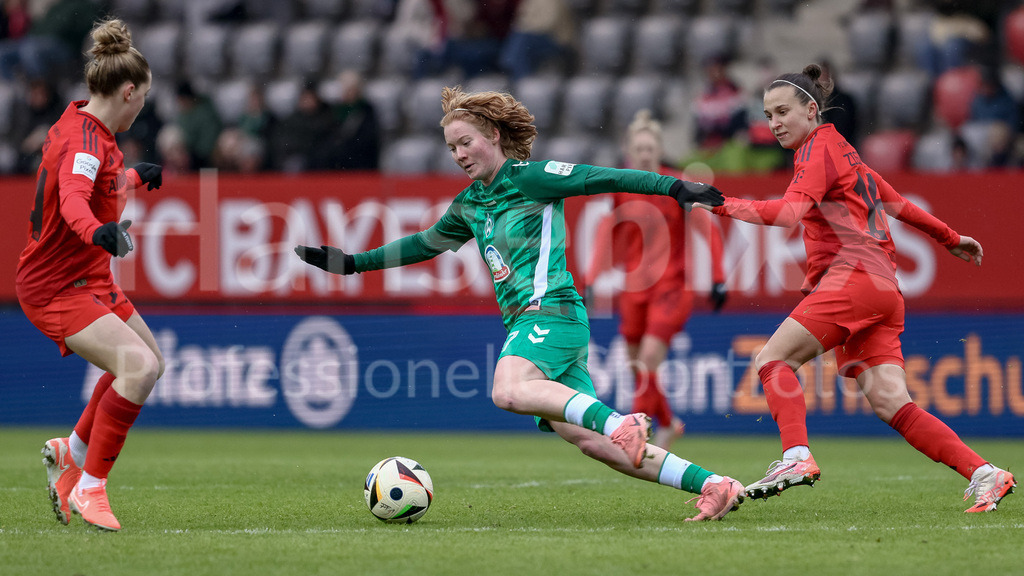 Fussball, Google Pixel Frauen-Bundesliga, FC Bayern München - SV Werder Bremen | v.li.: Alara Sehitler (FC Bayern München, 14), Lena Dahms (SV Werder Bremen, 37) und Julia Zigiotti Olme (FC Bayern München, 16) im Zweikampf, Duell, Dynamik, Aktion, Action, Spielszene, DIE DFB-RICHTLINIEN UNTERSAGEN JEGLICHE NUTZUNG VON FOTOS ALS SEQUENZBILDER UND/ODER VIDEOÄHNLICHE FOTOSTRECKEN. DFB REGULATIONS PROHIBIT ANY USE OF PHOTOGRAPHS AS IMAGE SEQUENCES AND/OR QUASI-VIDEO.