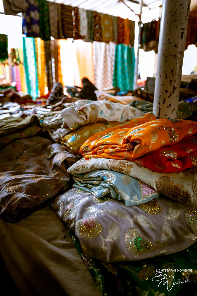 Frauenmarkt in Ibra, Oman | Herzlich willkommen auf meiner Seite! Ich bin Elke Wallnisch, Deine Fotografin für lichtstarke Momente. Der Name steht für alles, was mich mit der Fotografie verbindet: Das Licht und seine machtvolle Wirkung auf eine Situation oder unsere Stimmung - Realisiert mit Pictrs.com