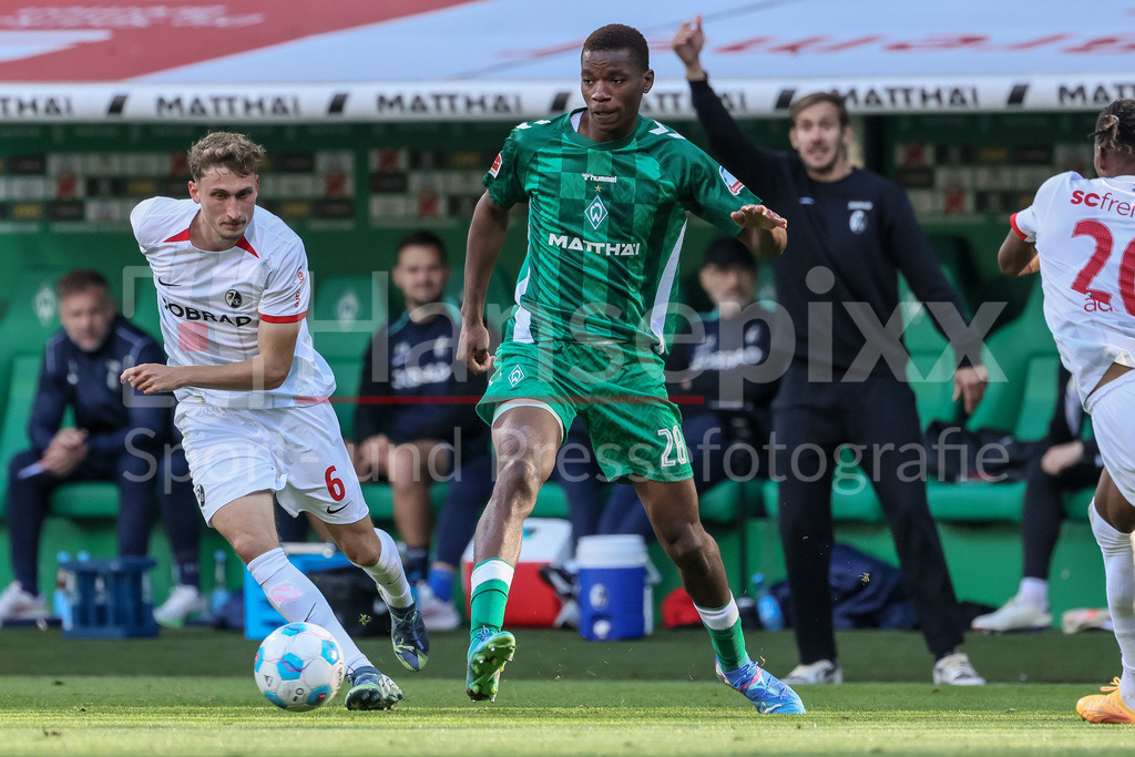 Fussball, Bundesliga, SV Werder Bremen - SC Freiburg | v.li.: Patrick Osterhage (SC Freiburg, 6) und Skelly Alvero (SV Werder Bremen, 28) im Zweikampf, Duell, Dynamik, Aktion, Action, Spielszene, DIE DFL-RICHTLINIEN UNTERSAGEN JEGLICHE NUTZUNG VON FOTOS ALS SEQUENZBILDER UND/ODER VIDEOÄHNLICHE FOTOSTRECKEN. DFL REGULATIONS PROHIBIT ANY USE OF PHOTOGRAPHS AS IMAGE SEQUENCES AND/OR QUASI-VIDEO.