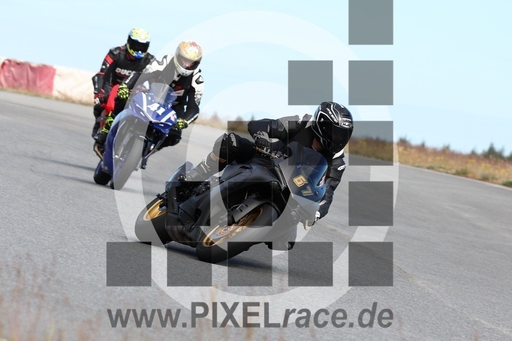 0041-20240512_05842 | Schöne Erinnerungen an spannende Momente - das festzuhalten ist unser Job. PIXELrace.de ist seit 2003 auf den Rennstrecken Europas unterwegs um die Action draußen beim Fahren und die wunderbare Stimmung imm Fahrerlager für euch einzufangen.