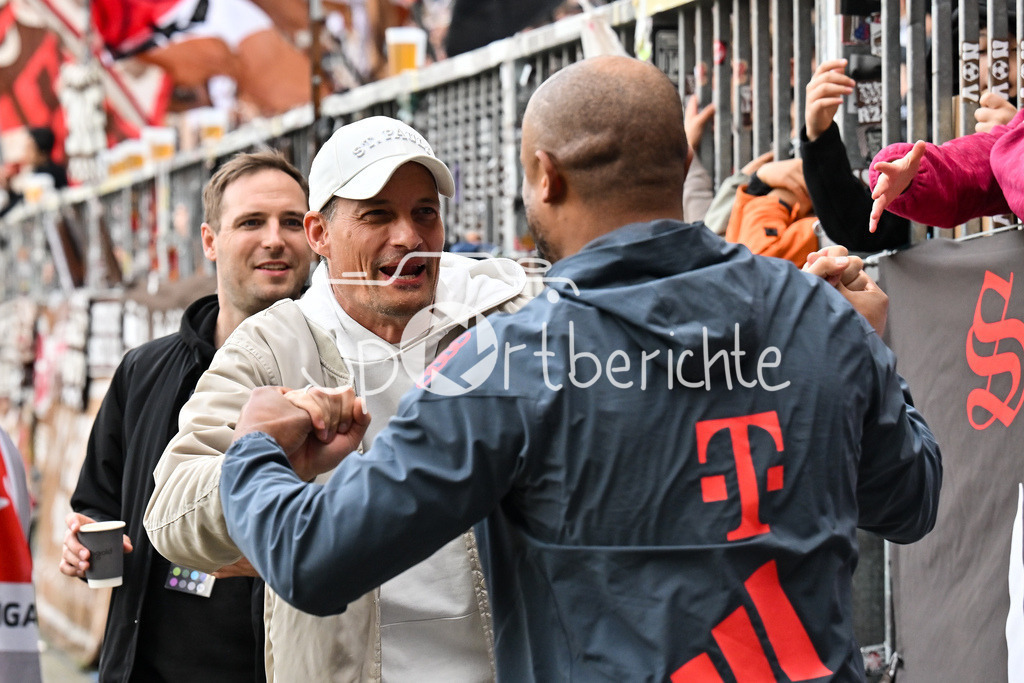 FC St. Pauli - FC Bayern München | ST. PAULI, DEUTSCHLAND - 11. APRIL: im Bild Alexander BLESSIN Trainer FC St. Pauli und Vincent KOMPANY Trainer FC Bayern München während dem Bundesligamatch zwischen dem FC St. Pauli und dem FC Bayern München am 29. Spieltag im Millerntor Stadion / DFL REGULATIONS PROHIBIT ANY USE OF PHOTOGRAPHS AS IMAGE SEQUENCES AND/OR QUASI-VIDEO