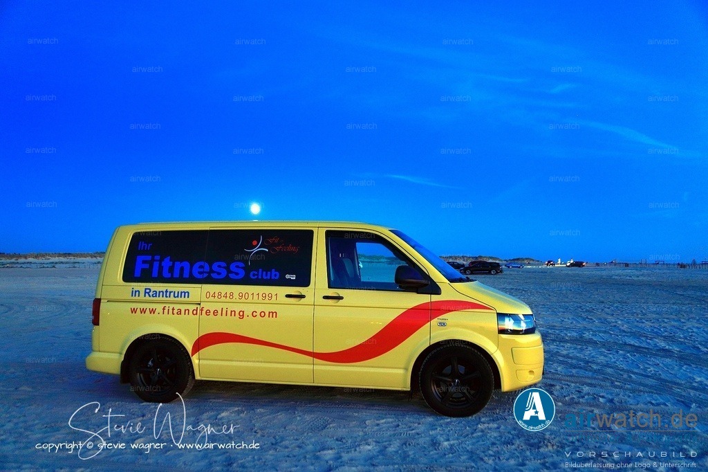 St.Peter-Ording Strand - Volkswagen VW T5 Multivan | Entdecken Sie atemberaubende Luftbilder und Fotografien auf airwatch.de - Tauchen Sie ein in eine Welt voller faszinierender Aufnahmen aus der Vogelperspektive.