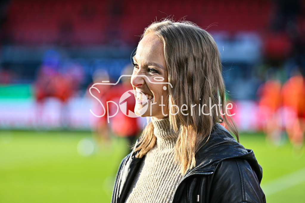 1. FC Heidenheim - SV Elversberg 07 | Im Bild SKY Moderatorin Nele OCIK / Einzelfoto / Freisteller / Relegation Bundesliga: 1. FC Heidenheim - SV Elversberg 07, Voith-Arena am 22.05.2025 / DFL REGULATIONS PROHIBIT ANY USE OF PHOTOGRAPHS AS IMAGE SEQUENCES AND/OR QUASI-VIDEO
