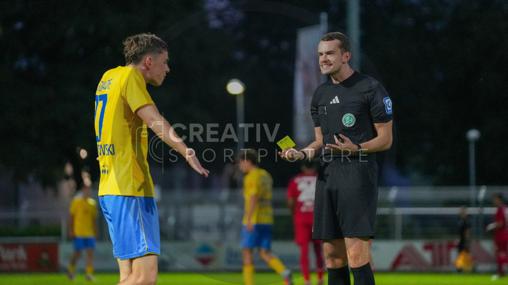 Fußball, Herren, Saison 2025/2026, Regionalliga Nordost, 8. Spieltag, FSV 63 Luckenwalde vs. FC Hertha 03 Zehlendorf, Dienstag 16.09.2025, Werner-Seelenbinder-Stadion Luckenwalde, | Fußball, Herren, Saison 2025/2026, Regionalliga Nordost, 8. Spieltag, FSV 63 Luckenwalde vs. FC Hertha 03 Zehlendorf, Dienstag 16.09.2025, Werner-Seelenbinder-Stadion Luckenwalde, Im Bild: Tim Maciejewski (l. Luckenwalde) diskutiert mit Schiedsrichter Richard Hempel (r.) nach seiner gelben Karte. - Realisiert mit Pictrs.com