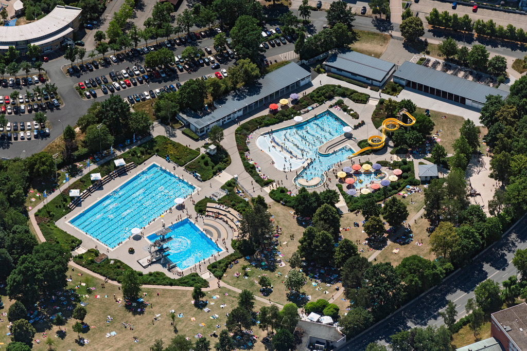 dr__0204083.jpg | BAYREUTH 08.07.2023 Offenes Schwimmbecken des Freibades Kreuzsteinbad Bayreuth an der Universitätsstraße in Bayreuth im Bundesland Bayern, Deutschland. // Swimming pool of the Kreuzsteinbad Bayreuth on street Universitaetsstrasse in Bayreuth in the state Bavaria, Germany. Foto: Daniel Reiter
