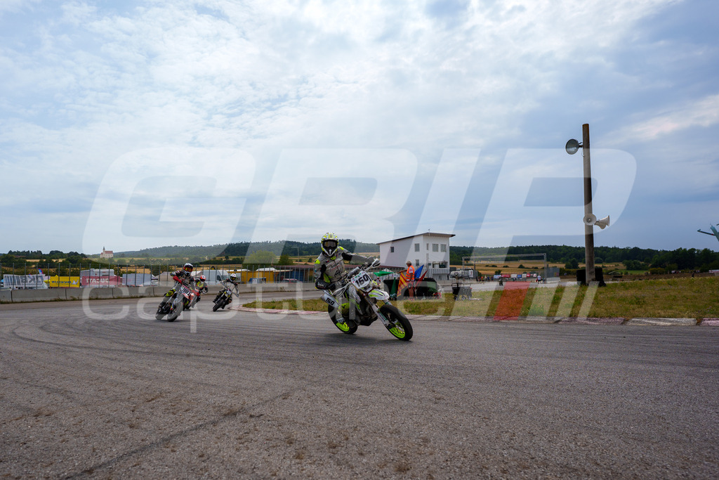SuperMoto_Staatsmeisterschaft_Fuglau-963 | GRIPcapture steht für authentische Sportfotografie in Österreich – für Momente, die mehr sind als Geschwindigkeit oder Ergebnis. Es geht um Emotion, Spannung, Fokus und den Augenblick, der oft nur einen Wimpernschlag dauert.Ob Motorsport, Teamsport oder 