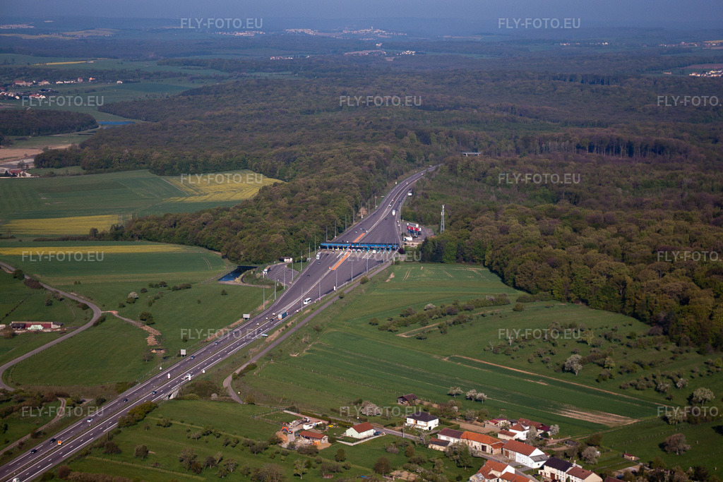 Vue aérienne: Elllviller, poste de péage à Loupershouse dans le département Moselle, France. Photo: IMG_39662.jpg prise le 16/04/2011 par Werner Riehm/FLY-FOTO.eu – Résolution de l'original: 4752 x 3168 px