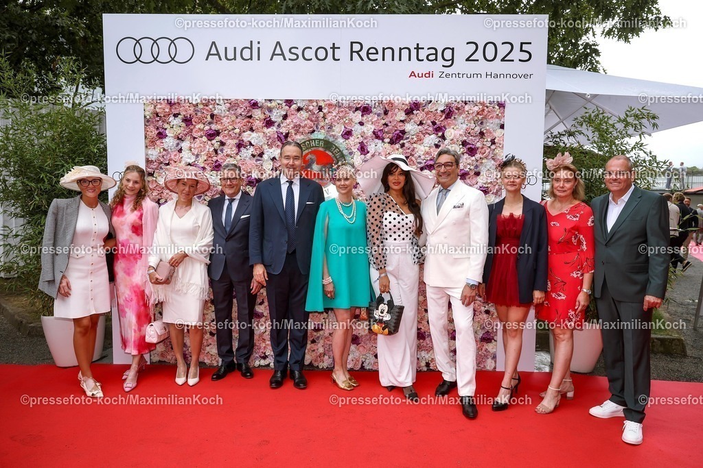HanPromi24082500037 | 2025.08.24, Promis beim Audi-Ascot-Renntag auf der Galopprennbahn Neue Bult in Hannover. Die Gäste genießen die elegante Atmosphäre beim Pferderennen. Torsten Bulga, Geschaeftsfuehrer Audi Hannover zusammen mit Familie, Gregor Baum (Unternehmer) und Julia Baum,  Mousse T. (Musikproduzent) zusammen mit Freundin und Moderatorin Khadra Sufi (links), Jens Bischoff (Unternehmer Audi Volkswagen) zusammen mit Familie 