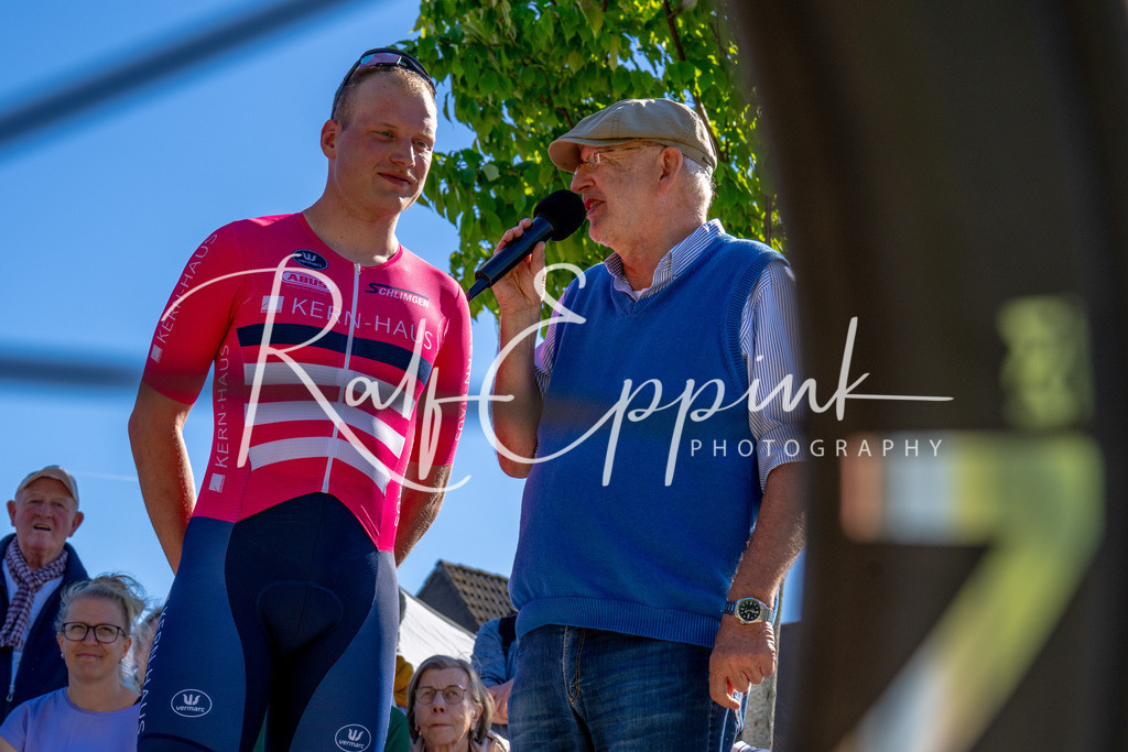 Spurt in den Mai 2026 - Großer Preis der Sparkasse Neuss | Annual one-day road cycling race "Großer Preis der Sparkasse Neuss" held in Büttgen, Germany, organized by VfR Büttgen 1912 e.V. The event features multiple races across all age categories from U11 youth to Elite men. - Realisiert mit Pictrs.com