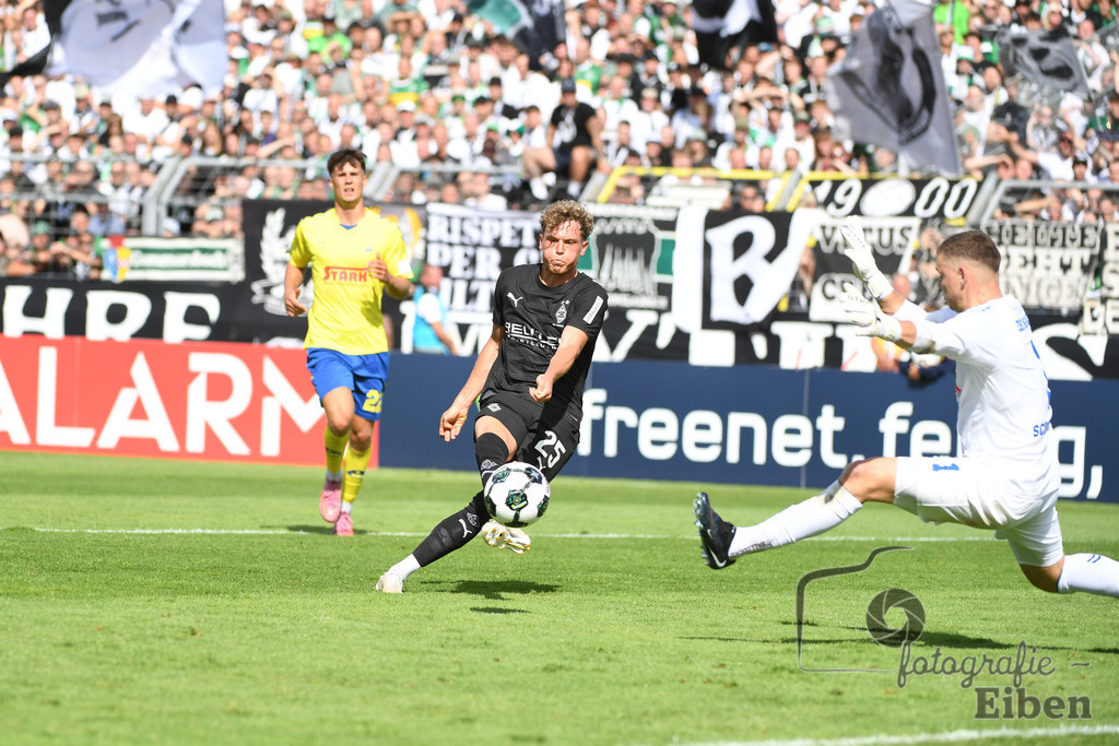SV Atlas-Delmenhorst-Borussia Mönchengladbach | DFB-Pokal 1. Runde;SV Atlas Delmenhorst (gelb)-Borussia Mönchengladbach (schwarz) am 17.08.2025 in Oldenburg (Marschweg-Stadion), Photo: Philip Eiben 2025 - Realisiert mit Pictrs.com