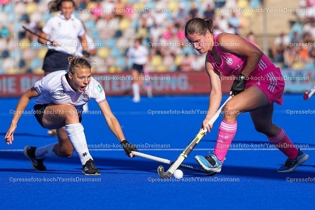 xydrx09082504040 | 09.08.2025, xydrx, Frauen EuroHockey Championship 2025, Gruppenphase, Gruppe a, Deutschland - Frankreich, Sparkassenpark Mönchengladbach: Eve Verzura (FRA #22) im Zweikampf gegen Linnea Weidemann (GER #7)