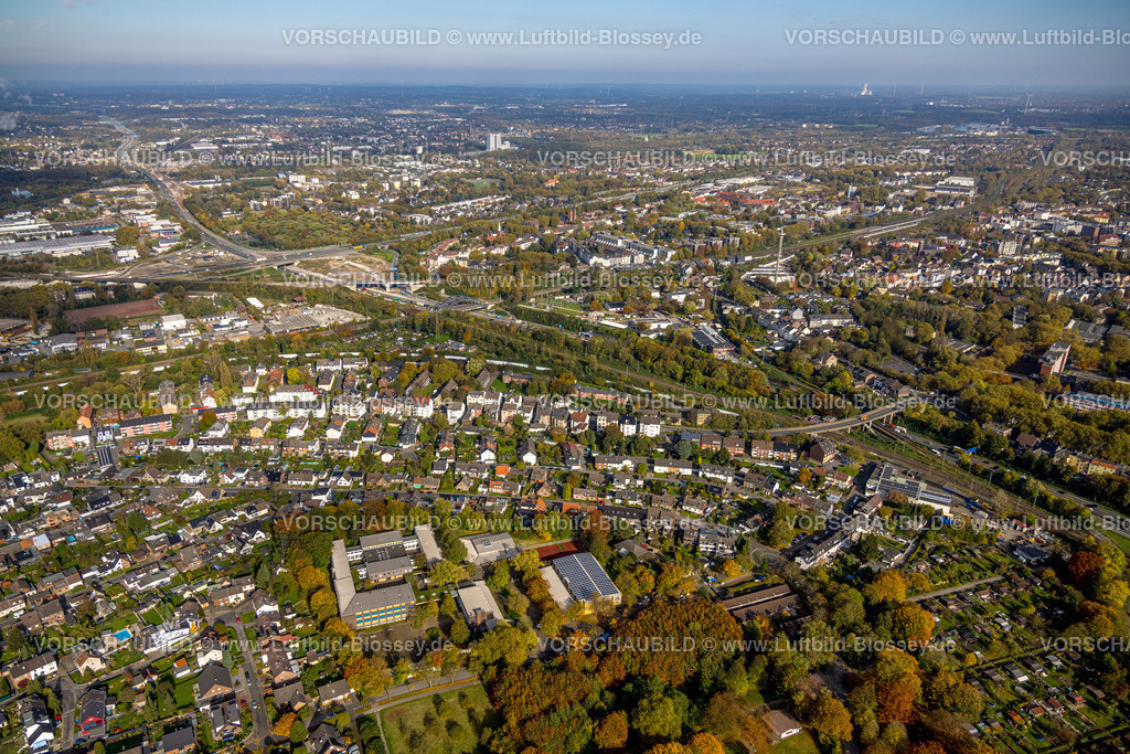 Herne241015764 | Luftbild, Wohngebiet am Autobahnkreuz Herne mit Großbaustelle, unten Erich-Fried-Gesamtschule mit Sporthalle und Solardach und Sportplatz, herbstliche Bäume, Holsterhausen, Herne, Ruhrgebiet, Nordrhein-Westfalen, Deutschland
