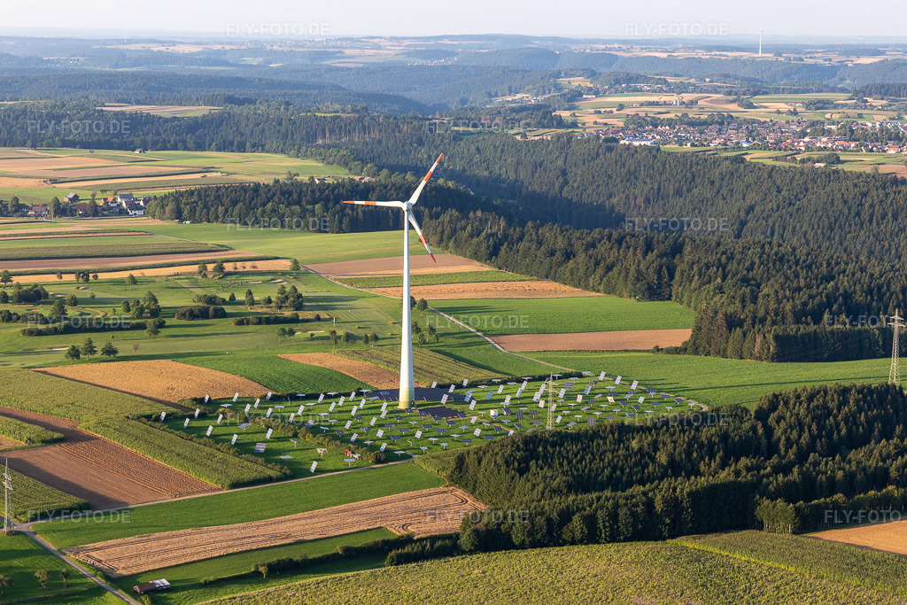 Luftbild: Windenergieanlage (WEA) - Windrad- auf einem Photovoltaik-Solaranalagen Feld neben Hochspannungsleitung im Ortsteil Römlinsdorf in Alpirsbach im Bundesland Baden-Württemberg in Deutschland. Foto: IMG_128526.jpg vom 25.08.2021 durch Werner Riehm/FLY-FOTO.de