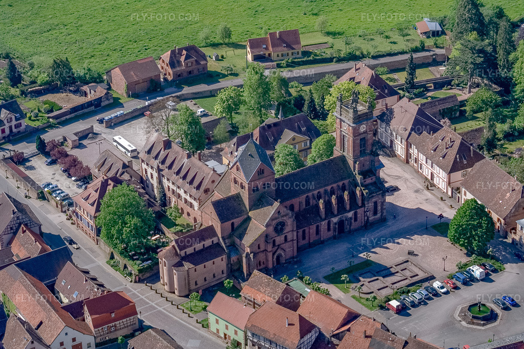 Aerial view: Abbatiale Saint-Pierre-et-Saint-Paul in Neuwiller-lès-Saverne in the state Bas-Rhin, France. – Photo: IMG_10878.jpg taken on 05/12/2008 by Werner Riehm/FLY-FOTO.com – Resolution of the original: 3249 x 2167 px – Saint Peter and Saint Paul Abbey