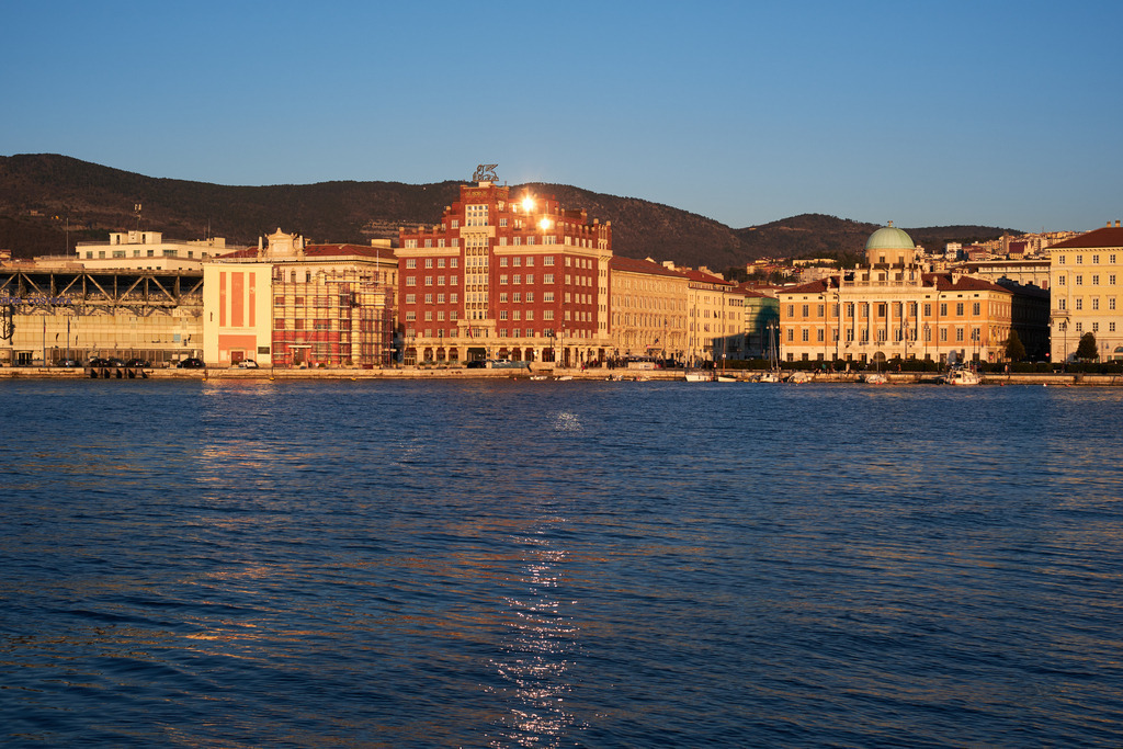 Blick von der Molo Audace auf die Riva Tre Novembre | Triest, Austria - March 10, 2022: Blick von der Molo Audace auf die Riva Tre Novembre im Abendlicht. - Realisiert mit Pictrs.com