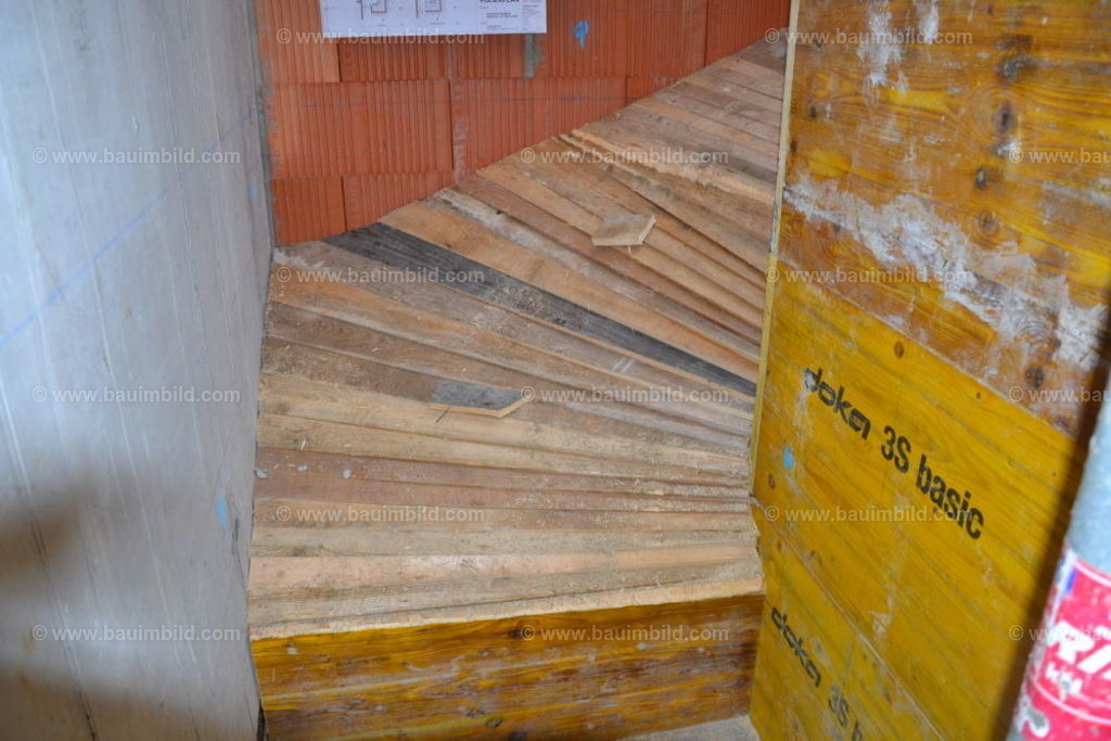 Schalung Betontreppe | Aus Holzkeilen zimmermannsmäßig hergestellte Schalung für Laufplatte einer gewendelten Betontreppe