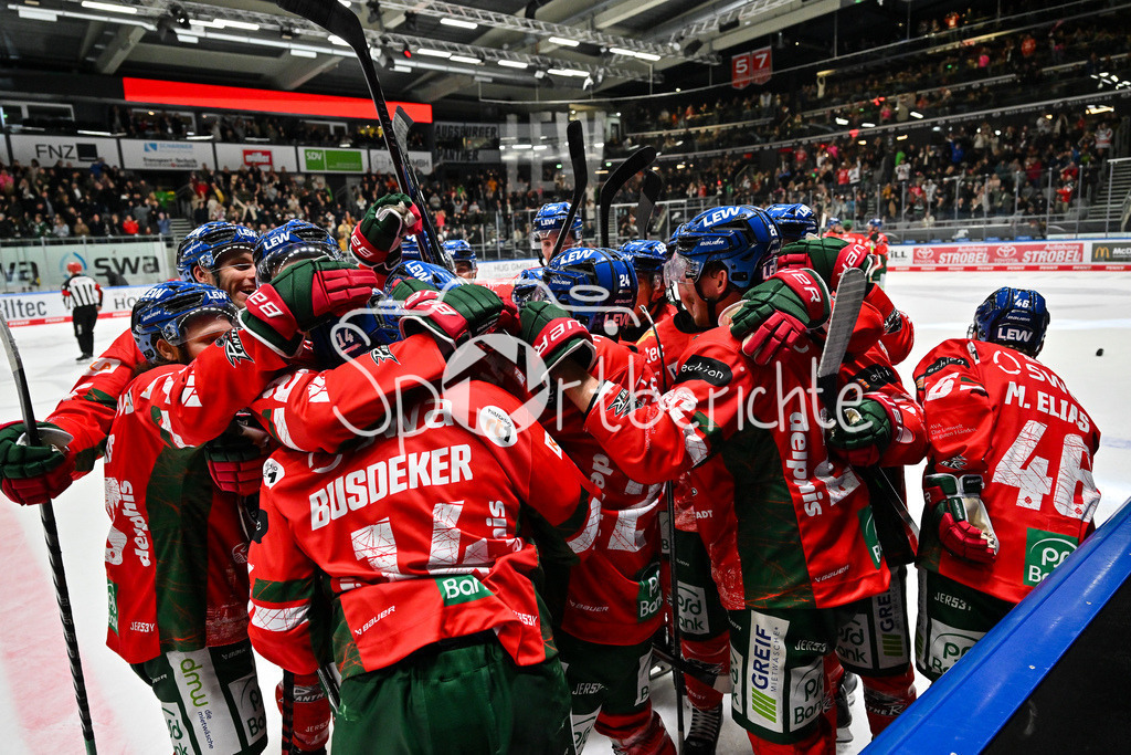 Augsburger Panther - Grizzlys Wolfsburg | Grenzenloser Jubel nach dem Siegtreffer zum 2-1 in der Verlängerung durch D. J. BUSDEKER (Augsburger Panther 14) / Tor / Torschuetze / Freude / Happy / DEL: Augsburger Panther - Grizzlys Wolfsburg; Curt Frenzel Stadion am 10.10.2025