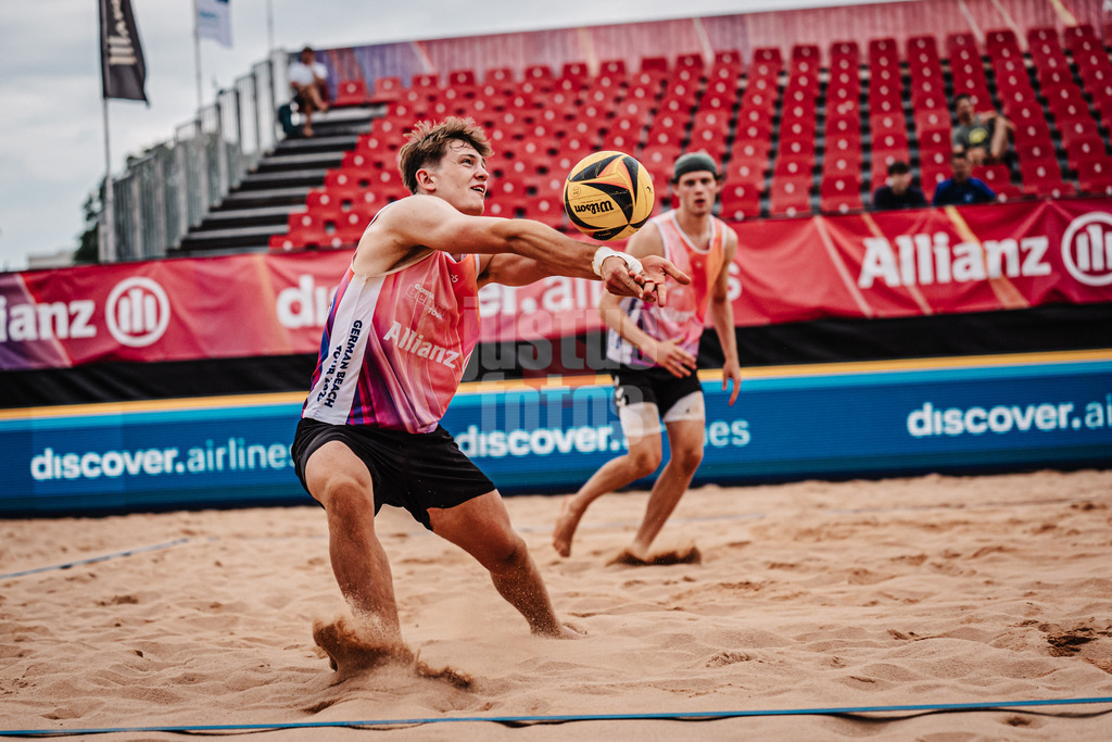 Beachvolleyball | München | Allianz German Beach Tour 2025 | Tourstop München | 03.07.2025 | Moritz Camp nimmt den Ball an