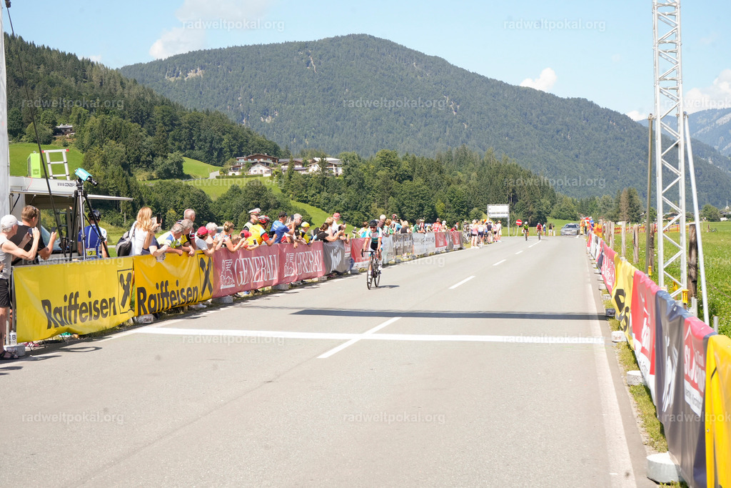 703_20230817_Bewerb_Maenner_Muehlanger | AUT - OESTERREICH, 2023-08-16: SPORT RENNRAD-FAHREN - 55. INTERNATIONALER RADWELTPOKAL IN ST. JOHANN IN TIROL  - Vintage-Radrennen mit WM-Bronze-Medaillen-Siegerin Christina Schweinberger, den Teilnehmer und Alexander Baumann (vom Orginastions-Team) - TAG 2 BEWERB MAENNER IN SECHS GRUPPEN  ; Foto: Roland Muehlanger