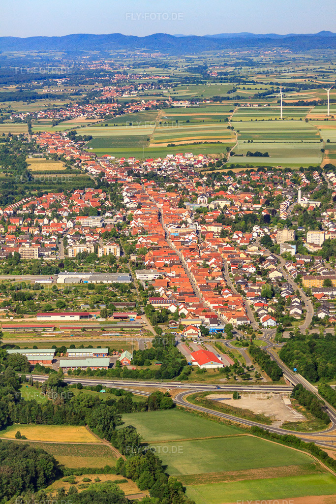 Luftbild: Stadt von Osten in Kandel im Bundesland Rheinland-Pfalz in Deutschland. Foto: IMG_40544(39447).jpg vom 29.05.2011 durch Werner Riehm/FLY-FOTO.de
