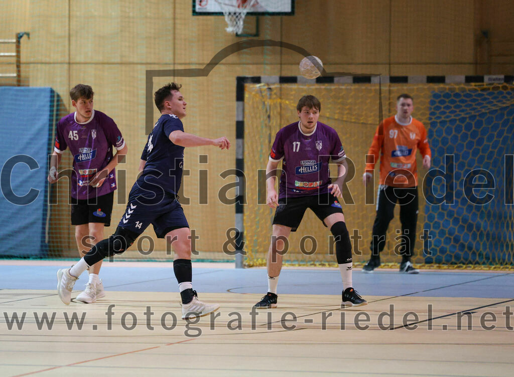 2023-12-09_098_SpVgg_Altenerding_gegen_TSV_Indersdorf | Erding, Deutschland, 09.12.2023:
Handball, Bezirksoberliga Männer 2023 / 2024, 10. Spieltag, SpVgg Altenerding gegen TSV Indersdorf, Endergebnis: 42:25

Ferdinand Ewald (SpVgg Altenerding, #45), Kevin Mössle (TSV Indersdorf, #14), Niklas Fleps (SpVgg Altenerding, #17), Ferdinand Mayer (SpVgg Altenerding, #97)

Foto: Christian Riedel / fotografie-riedel.net