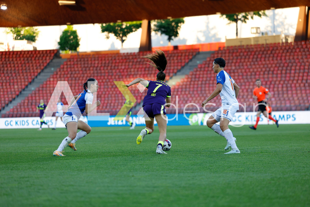 GC Zürich vs FC Zürich - AXA Women’s Super League Playoffs - Stadion Letzigrund | JANINA EGLI of FC Zürich against EMANUELA PFISTER of Grasshopper Club Zürich during the AXA Women’s Super League Playoffs quarter-final second leg between GC Zürich and FC Zürich at Stadion Letzigrund, Zurich, Switzerland. - Realisiert mit Pictrs.com