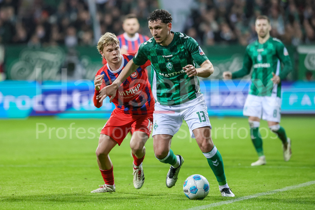 Fussball, Bundesliga, SV Werder Bremen - 1. FC Heidenheim | v.li.: Frans Krätzig (1. FC Heidenheim, 13) und Milos Veljkovic (SV Werder Bremen, 13) im Zweikampf, Duell, Dynamik, Aktion, Action, Spielszene, DIE DFL-RICHTLINIEN UNTERSAGEN JEGLICHE NUTZUNG VON FOTOS ALS SEQUENZBILDER UND/ODER VIDEOÄHNLICHE FOTOSTRECKEN. DFL REGULATIONS PROHIBIT ANY USE OF PHOTOGRAPHS AS IMAGE SEQUENCES AND/OR QUASI-VIDEO.