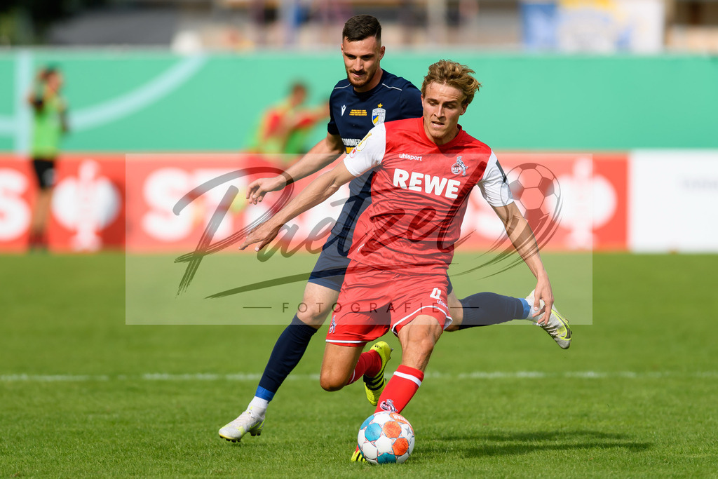 JENKOE20210808_237 | Fussball, Herren: Timo Huebers (1. FC Koeln) in Aktion, am Ball, Einzelaktion beim Spiel der 1. Runde im DFB-Pokal zwischen FC Carl Zeiss Jena und 1. FC Koeln im Ernst-Abbe-Sportfeld am 08.08.2021 in Jena, Deutschland.DFB / DFL REGULATIONS PROHIBIT ANY USE OF PHOTOGRAPHS AS IMAGE SEQUENCES AND/OR QUASI-VIDEO. - Realisiert mit Pictrs.com