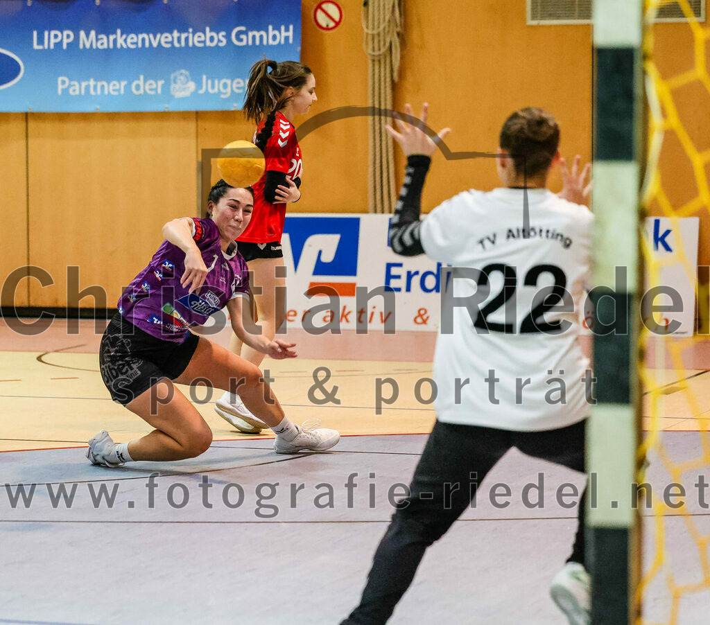 2024-01-27_028_SpVgg_Altenerding_II_gegen_TV_Altoetting_II | Erding, Deutschland, 27.01.2024:
Handball, Bezirksliga Frauen Altbayern 2023 / 2024, 10. Spieltag, SpVgg Altenerding II gegen TV Altötting II, Endergebnis: 17:29

Michelle Gruber (SpVgg Altenerding, #7), Lisa Schreiner (TV Altötting, #20), Patricia Ring (TV Altötting, #22)

Foto: Christian Riedel / fotografie-riedel.net