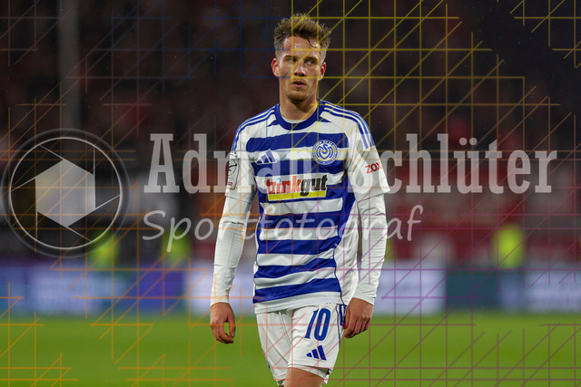MSV Duisburg vs Rot-Weiss Essen - 3. Liga | Duisburg, Deutschland, 26.10.25:   Christian Viet (MSV Duisburg) schaut waehrend des Spiels der 3. Liga MSV Duisburg vs Rot-Weiss Essen in der schauinsland-reisen-arena(Foto von Brauer-Fotoagentur / Adrian Schlueter)