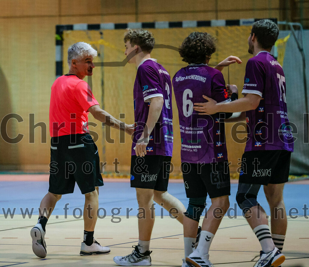 2023-11-26_004_SpVgg_Altenerding_gegen_TSV_1861_Mainburg | Erding, Deutschland, 26.11.2023:
Handball, Bezirksoberliga Männer 2023 / 2024, 9. Spieltag, SpVgg Altenerding gegen TSV 1861 Mainburg, Endergebnis: 34:20

Jabob Thees (SpVgg Altenerding, #3), Jabob Köhler (SpVgg Altenerding, #6), Ferdinand Menzel (SpVgg Altenerding, #75)

Foto: Christian Riedel / fotografie-riedel.net