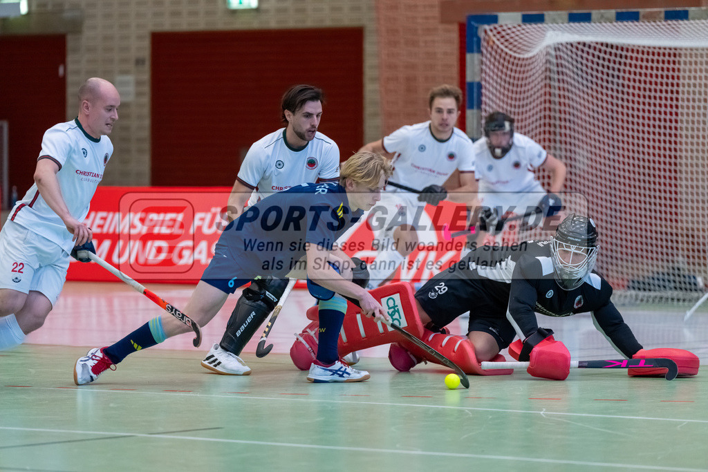 HK_20250118_101834 | 1/4 Finale 1. Bundesliga Halle Herren Crefelder HTC - Zehlendorfer Wespen am 18.1.2025 Halle Glockenspitz, Krefeld , Mika Böttger ( Zehlendorfer Wespen #6 ) , Joshua Onyekwue Nnaji Torwart ( Crefelder HTC #29 )