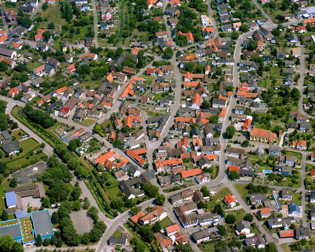 2526277 | GREFFERN 01.08.2005 Ortsansicht der Straßen und Häuser der Wohngebiete in Greffern im Bundesland Baden-Württemberg, Deutschland // Town View of the streets and houses of the residential areas in Greffern in the state Baden-Wuerttemberg, Germany Foto: Gerhard Launer