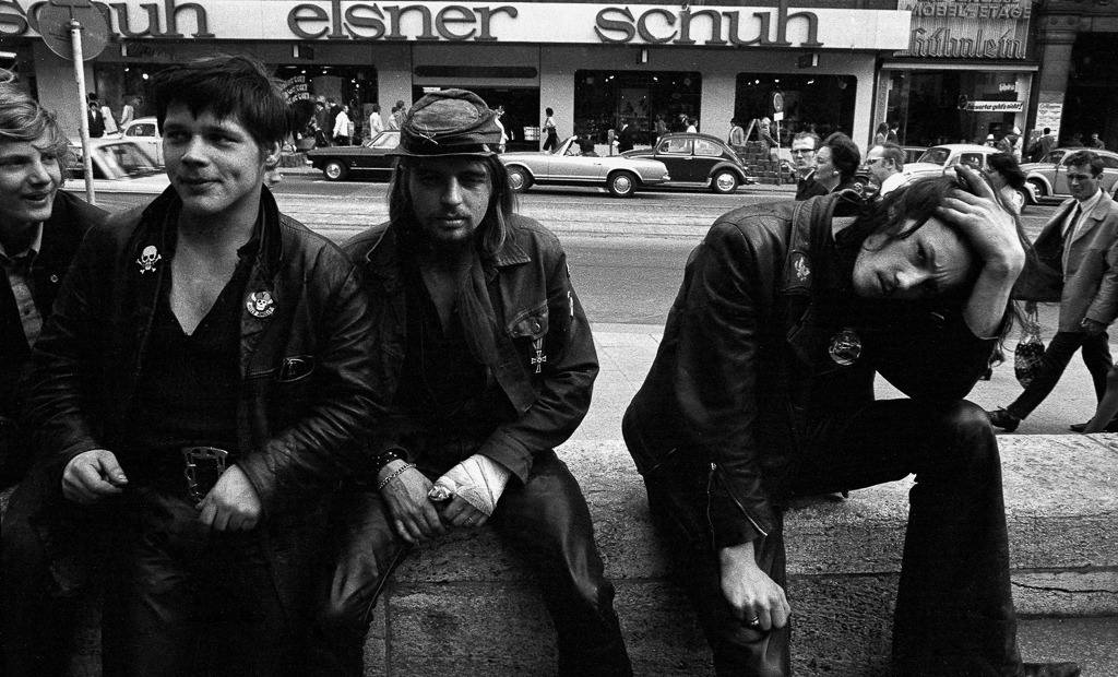 009-Image9 | Rocker mit Hells-Angels-Abzeichen am Hamburger Mönckebergbrunnen im April 1971 - Realisiert mit Pictrs.com