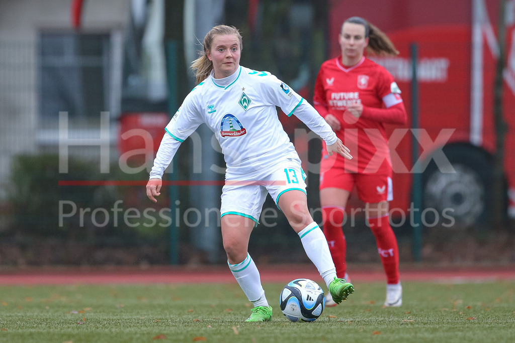 Fussball, Testspiel Frauen, SV Werder Bremen - FC Twente Enschede | v.li.: Ricarda Walkling (SV Werder Bremen, 13) am Ball, Einzelbild, Ganzkörper, Aktion, Action, Spielszene