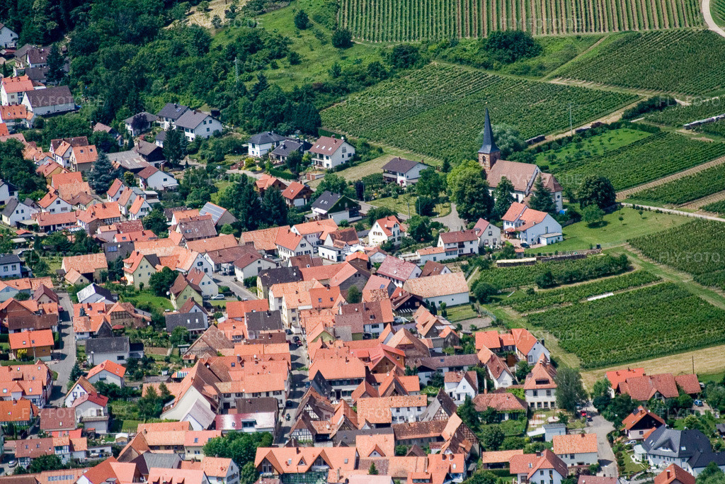 Luftbild: Protestantische Kirche Rechtenbach im Ortsteil Rechtenbach in Schweigen-Rechtenbach im Bundesland Rheinland-Pfalz in Deutschland. Foto: IMG_11108.jpg vom 14.06.2008 durch Werner Riehm/FLY-FOTO.deDekanat Bad Bergzabern